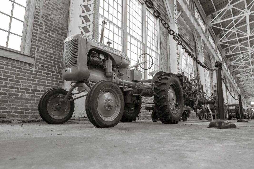 Zabytkowy ciągnik Allis-Chalmers w hali muzeum przemysłu