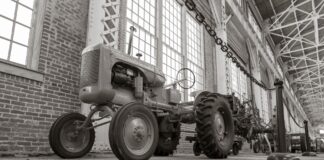 Początki napędów hydrostatycznych w rolnictwie: od prostych podnośników do kombajnów Zabytkowy ciągnik Allis-Chalmers w hali muzeum przemysłu