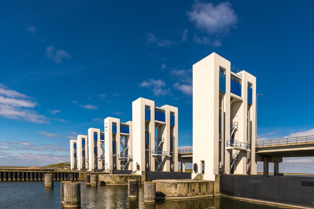 Nowoczesne wrota hydrauliczne nad wodą w słoneczny dzień