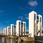 Nowoczesne wrota hydrauliczne nad wodą w słoneczny dzień