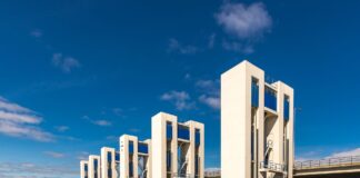 Przemysł 4.0 w hutnictwie: rola inteligentnych agregatów hydraulicznych w ciągłości pracy Nowoczesne wrota hydrauliczne nad wodą w słoneczny dzień