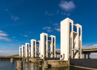 Przemysł 4.0 w hutnictwie: rola inteligentnych agregatów hydraulicznych w ciągłości pracy Nowoczesne wrota hydrauliczne nad wodą w słoneczny dzień