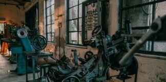 Droga do dziś: jak rozwój olejów hydraulicznych i dodatków uszlachetniających zmienił eksploatację Stare maszyny przemysłowe w opuszczonym warsztacie z narzędziami