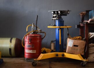 Digitalizacja utrzymania ruchu a układy hydrauliczne: polskie wdrożenia i wnioski z fabryk Warsztat przemysłowy z maszynami i automatycznym smarownikiem