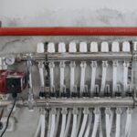 Manifold hydrauliczny z manometrami i podłączonymi stalowymi rurami