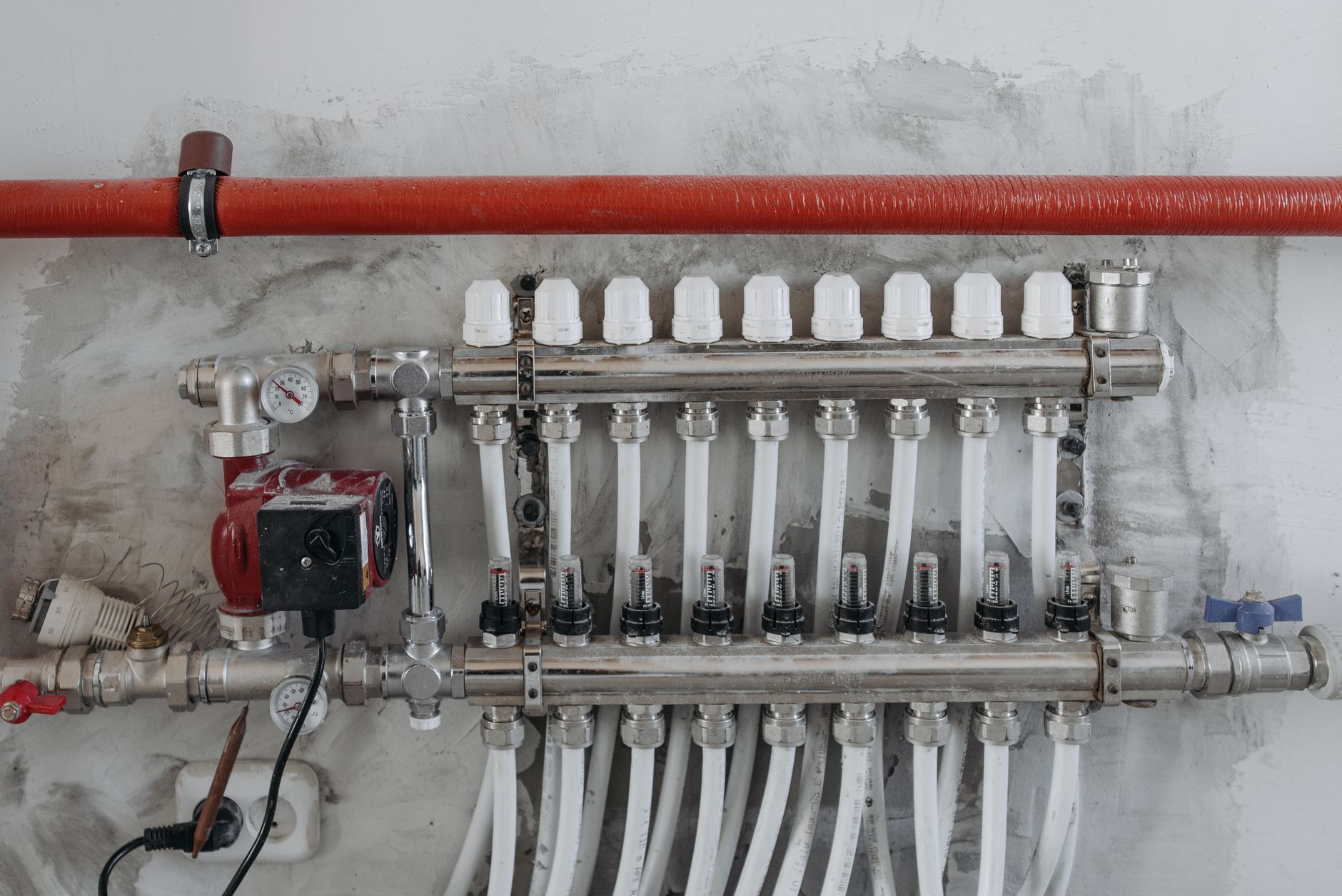 Manifold hydrauliczny z manometrami i podłączonymi stalowymi rurami