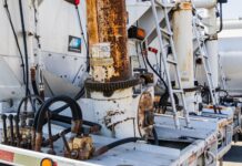 Nowoczesne czujniki przepływu w hydraulice siłowej a efektywność energetyczna zakładów Zardzewiałe rury metalowe w zewnętrznej instalacji przemysłowej