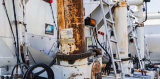 Nowoczesne czujniki przepływu w hydraulice siłowej a efektywność energetyczna zakładów Zardzewiałe rury metalowe w zewnętrznej instalacji przemysłowej