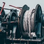 Zbliżenie na hydrauliczny wyciąg linowy na pokładzie statku