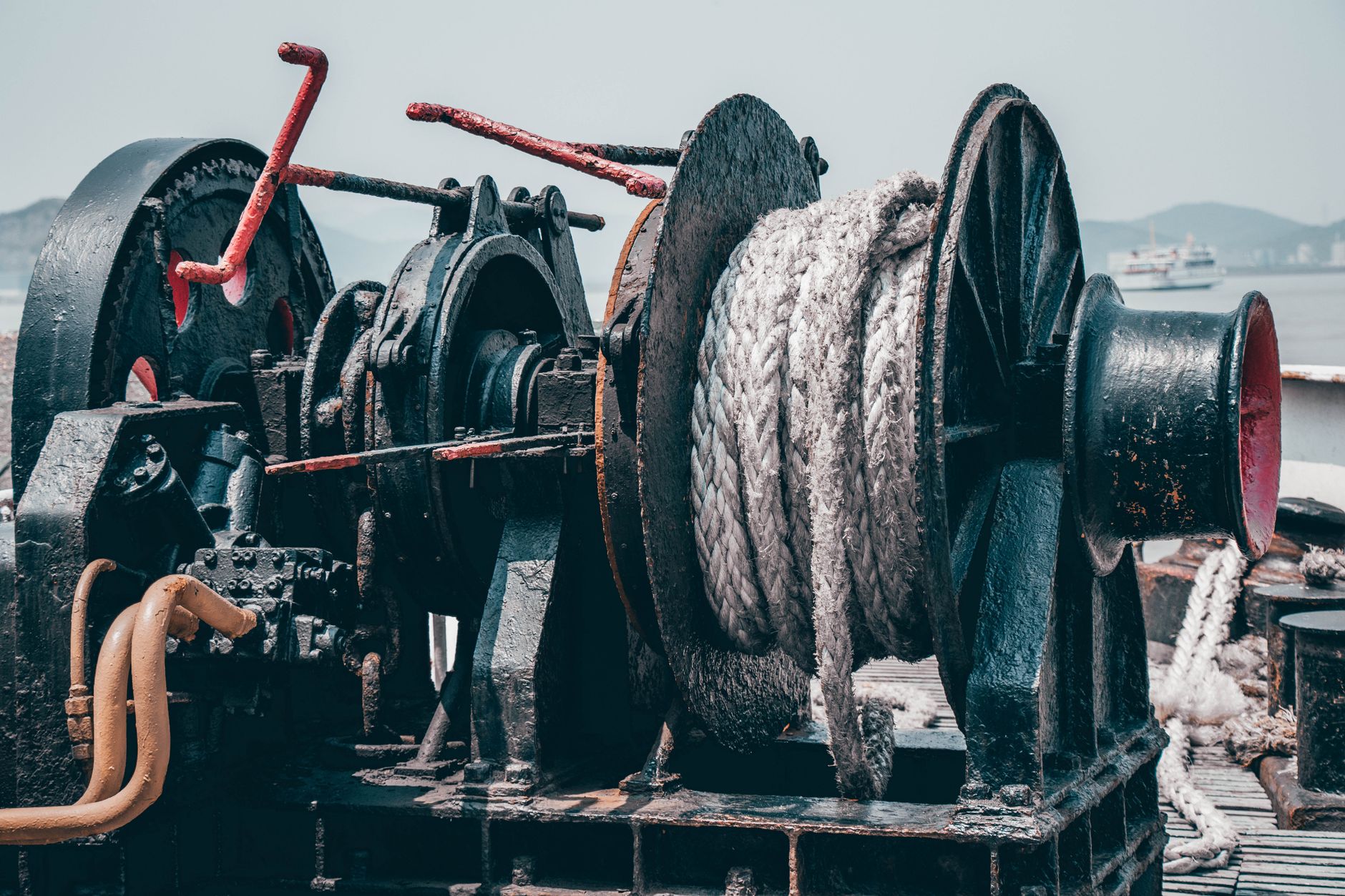 Zbliżenie na hydrauliczny wyciąg linowy na pokładzie statku